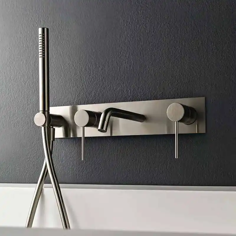 Robinetterie de baignoire murale avec plaque de fixation Up + TREEMME