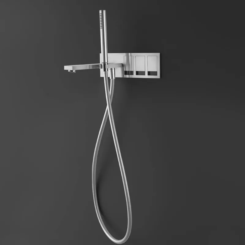 Baignoire-douche murale Tek by Linki et pomme de douche longue