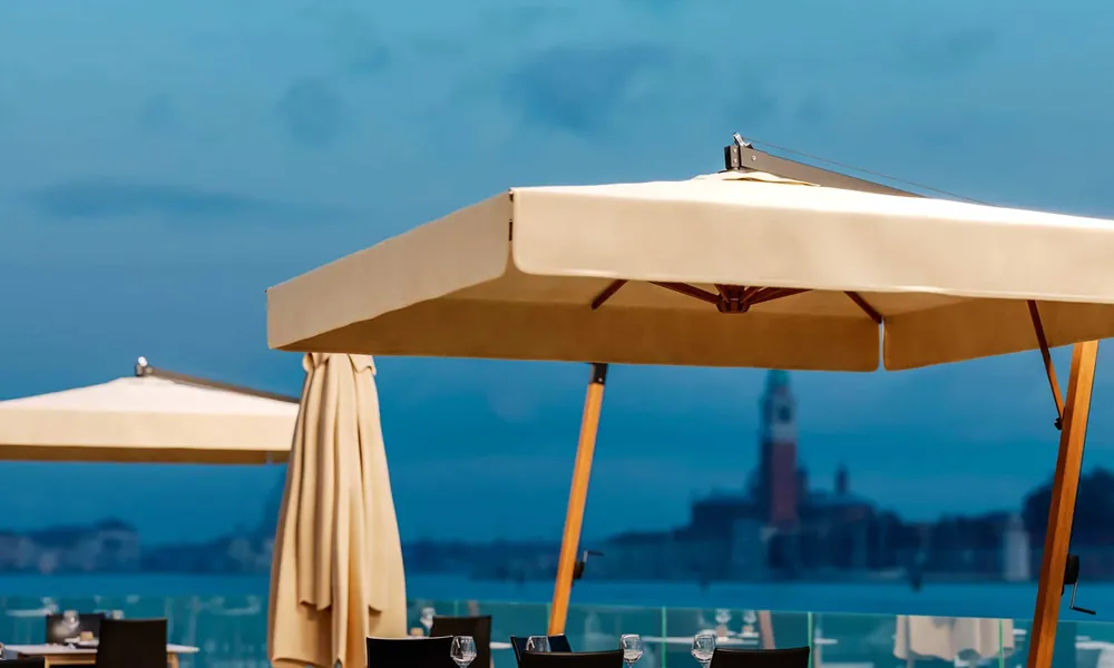 Parasol à bras latéral River Lux par Atmosphera