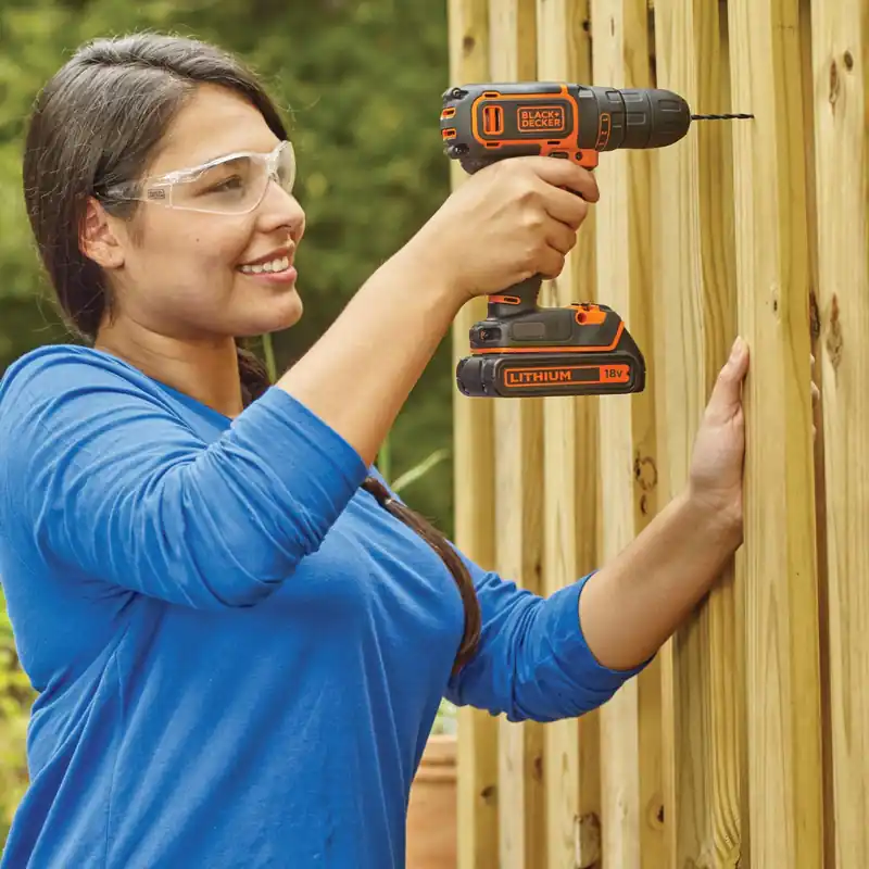 BLACK+DECKER Perceuse-visseuse sans fil 18V batterie 1,5Ah et chargeur BDCDC18K-QW